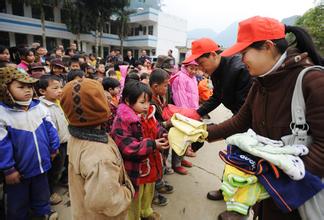 情系西南地區(qū)，捐贈愛心衣物